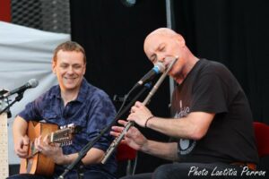 Groupe Simple men sur scène, à la guitare et à la flûte.