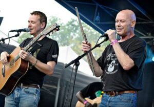 Groupe Simple Men sur scène, à la guitare et au chant.