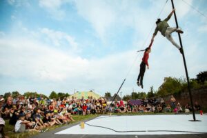 Le circassien est accroché au mât chinois et tient la circassienne dans les airs.