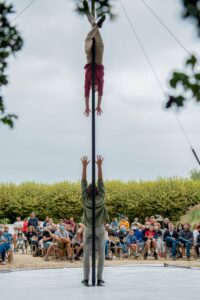 Les deux circassiens sont chacun à un bout du mât chinois.