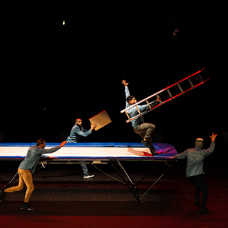 Les danseurs tiennent une échelle et un carton. Ils sautent sur un trampoline.